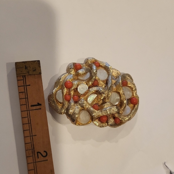 VTG Sarah Coventry Royal Hawaiian MOP Faux Coral Pendant Brooch Pin Gold Tone - Picture 5 of 5